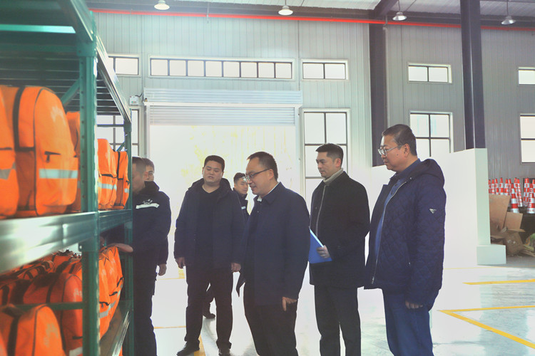 川南公司黨委委員、紀(jì)委書記姚太勝帶隊(duì)開展節(jié)前調(diào)研慰問暨“糾四風(fēng) 樹新風(fēng)”安全監(jiān)督檢查2_副本.jpg