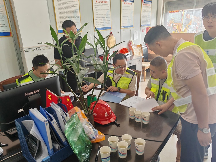 10.9 隆納高速開展中秋國慶節(jié)后復(fù)工復(fù)產(chǎn)專項(xiàng)檢查照片.jpg