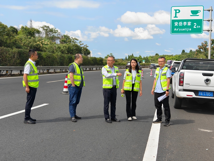 20250924川高公司副總經(jīng)理仇寧濤、四川省交通執(zhí)法總隊(duì)（廳高管局）總工程師孫振到渝蓉高速檢查指導(dǎo)應(yīng)急搶險(xiǎn)工作1_副本.jpg